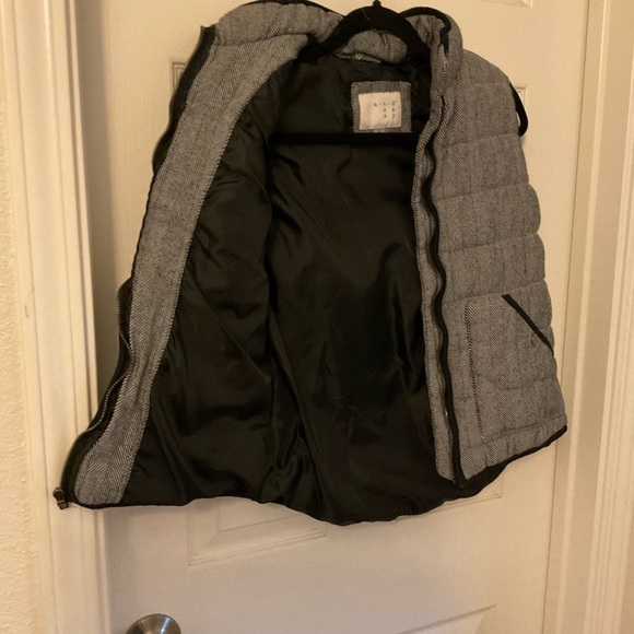 A new day Cute gray puffer vest size medium - Picture 7 of 16